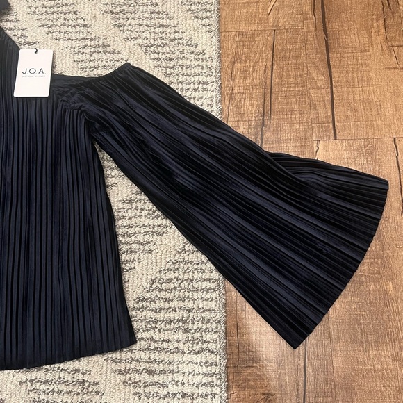 J.O.A Blue Flare Sleeve Off The Shoulder Velvet Pleated Top Blouse - Picture 7 of 11